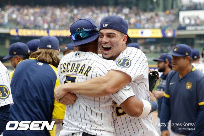 [사진] 윌리 아다메스(오른쪽)가 에두아르도 에스코바와 우승 확정 후 기뻐하고 있다. 2021.09.27 ⓒGettyimages(무단전재 및 재배포 금지)