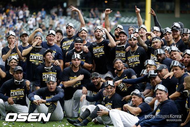 [사진] 밀워키 브루어스 선수들이 지구 우승 확정 후 기념사진을 찍고 있다. 2021.09.27 ⓒGettyimages(무단전재 및 재배포 금지)