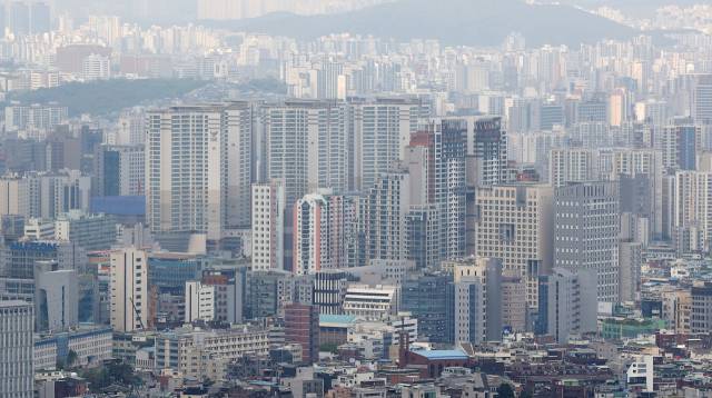 ▲한국의 장기간 지속된 부동산 시장 상승으로 인해 가계부채 위험이 커졌다. 지난 26일 KB국민은행 리브부동산이 발표한 월간KB주택시장동향 자료에 따르면 4월 서울 평균 아파트 매매가격은 11억1천123만원으로 나타났다. 이는 KB국민은행이 해당 통계를 발표하기 시작한 2008년 12월 이후 최고 가격이다. 사진은 26일 오후 서울 남산에서 바라본 서울 시내의 아파트 단지모습. ⓒ연합뉴스