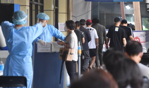 - 코로나 신규확진자가 2289명을 기록한 28일 서울 송파구청에 마련된 선별진료소에서 시민들이 코로나19 검사를 위해 줄을 서 있다. 2021.9.28 박지환 popocar@seoul.co.kr