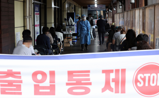 코로나19 선별진료소에서 시민들이 코로나19 검사를 받기 위해 대기하고 있다. /연합뉴스