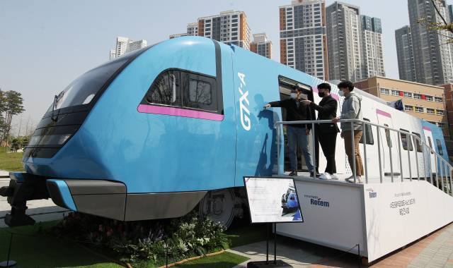 지난 4월 경기도 동탄 신도시에 전시된 실물 크기의 GTX 열차 모형./연합뉴스