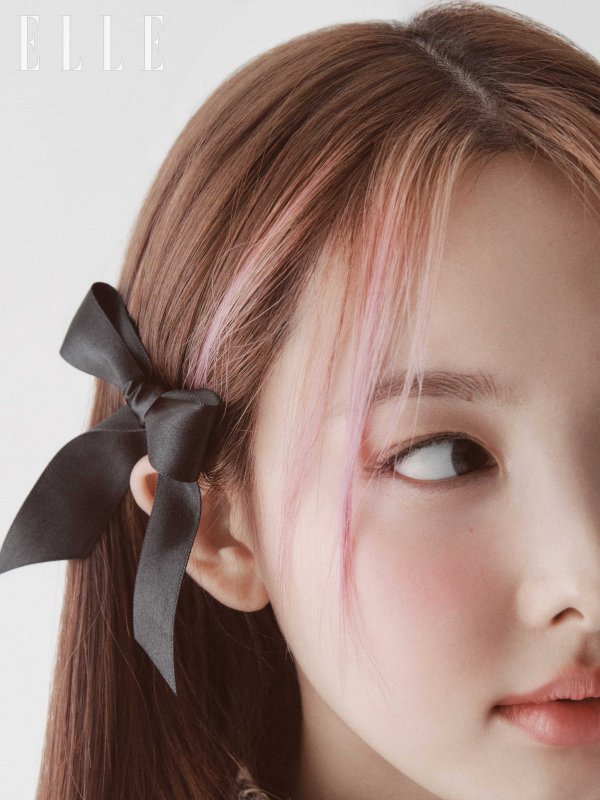 TWICE Nayeon decorated the October issue of Elle.Nayeons youthful and lovely charm, as well as a chic and fashionable sense, has been added to the high-sensitivity picture.Nayeon, who made the filming scene energistic with a bright smile, did not lose his concentration when the filming started, and he made all the cuts like a pictorial artisan.Nayeon, who has completely digested various styles such as oversized coats, balloon skirts, denim overall pants, and caught the attention of everyone in the shooting scene.Nayeon, who created a colorful image with free gestures, carefully checked the monitor throughout the shoot and did not forget the professional attitude to complete the high results.Pictures and fashion films featuring Nayeons charm can be found in the October issue of <Elle> and on the <Elle> website.