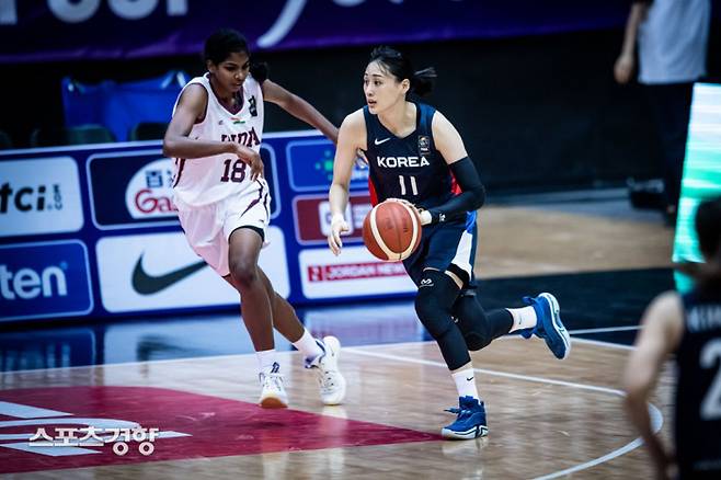 한국의 강이슬(오른쪽)이 28일 열린 FIBA 여자농구 아시아컵 예선 2차전 인도와의 경기에서 골밑 돌파를 시도하고 있다. FIBA 제공