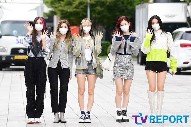 Group ITZY (ITZY) is entering the Mokdong office building in Yangcheon-gu, Seoul on the morning of the 28th to record the radio broadcast of Kim Young-chuls Power FM.