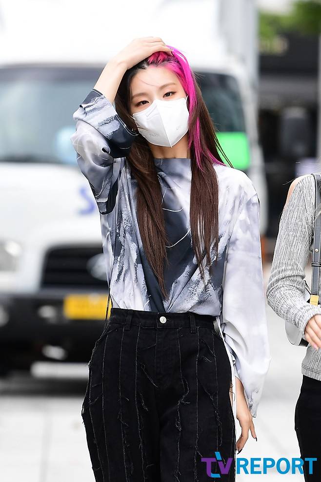 Yezi, the group ITZY, enters the Mokdong office building in Yangcheon-gu, Seoul on the morning of the 28th to record the radio broadcast of Kim Young-chuls Power FM.
