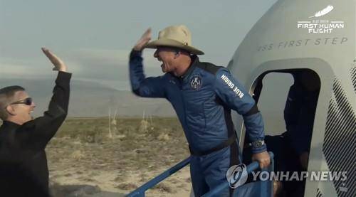 첫 우주여행 마치고 돌아온 제프 베이조스 [EPA/BLUE ORIGIN=연합뉴스 자료사진. 재판매 및 DB 금지]
