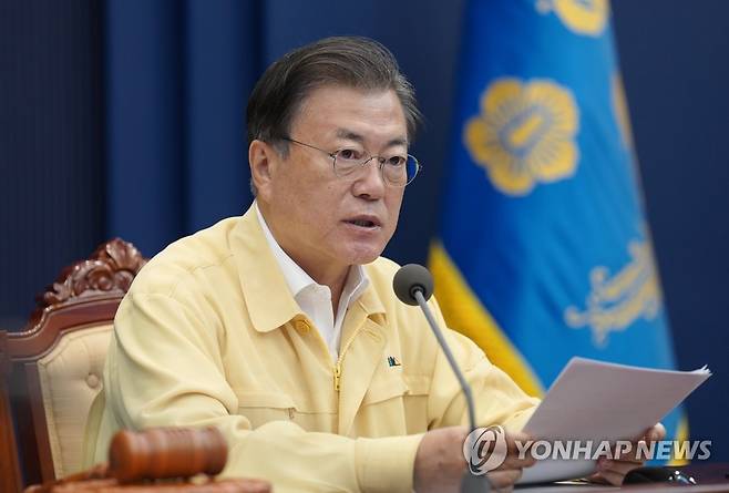 발언하는 문재인 대통령 (서울=연합뉴스) 최재구 기자 = 문재인 대통령이 28일 오전 청와대 여민관 영상회의실에서 열린 국무회의에서 발언하고 있다. jjaeck9@yna.co.kr