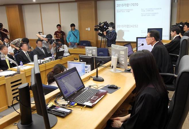 민사 전자재판 서울남부지법서 첫 개정 2011년 5월 30일 서울남부지법에서 민사 전자소송이 전면 시행된 이후 최초로 전자소송 기록을 사용한 전자소송 집중심리기일이 열리고 있다. [연합뉴스 자료사진]