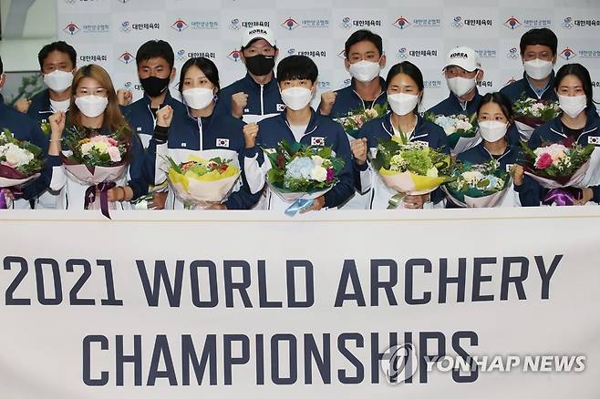 귀국한 양궁 대표팀 (영종도=연합뉴스) 박동주 기자 = 12년 만에 세계선수권대회 전 종목 석권의 위업을 이룬 한국 리커브 양궁의 여자 대표팀 강채영, 장민희, 안산 등과 선수단이 28일 오후 인천국제공항을 통해 귀국해 포즈를 취하고 있다. 2021.9.28 pdj6635@yna.co.kr