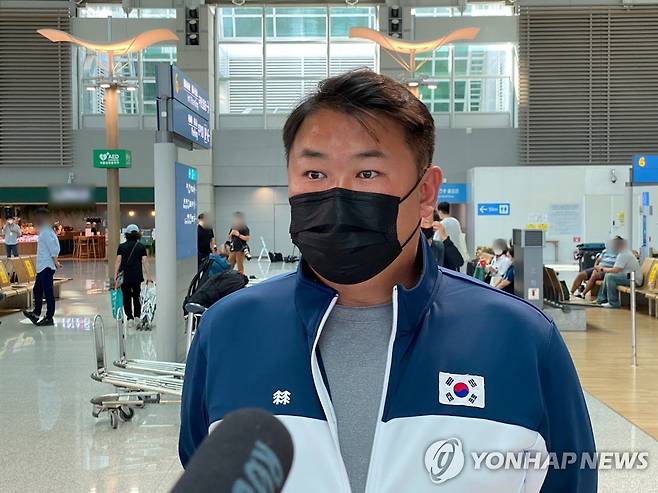 출국 전 인터뷰하는 오진혁 (영종도=연합뉴스) 안홍석 기자 = 오진혁이 15일 2021 세계양궁선수권대회 출전을 위해 미국으로 출국하기에 앞서 인천국제공항에서 취재진과 만나 인터뷰하고 있다. 2021.9.15 ahs@yna.co.kr