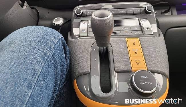 기자가 캐스퍼 운전석에 앉자 무릎이 대시보드 아래쪽에 닿았다. / 사진 = 안준형 기자