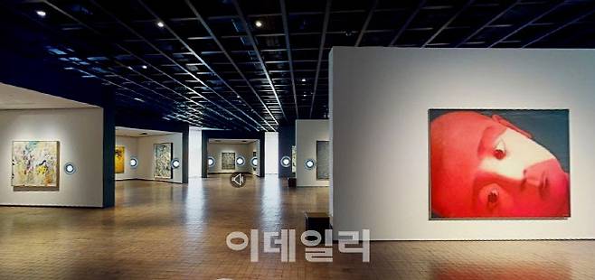 삼성미술관 리움에서 현대미술작품으로 상설전을 여는 ‘뮤지엄 2’의 전경이다. 오른쪽 벽에 장샤오강의 ‘소년’(2009)이 걸렸다. 멀리 왼쪽 벽으론 에바 헤세의 ‘무제’(1963)가 보인다(사진=삼성미술관 리움 홈페이지).