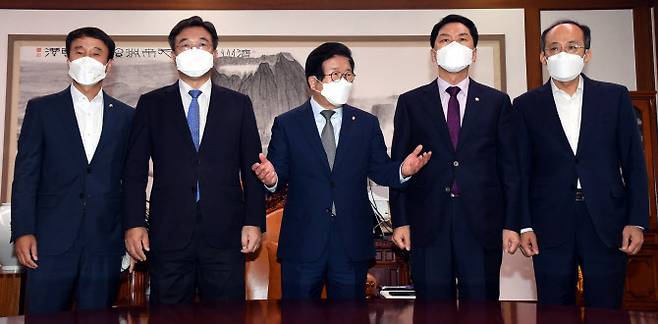 박병석 국회의장과 여야 원내대표가 29일 국회 의장실에서 열린 국회의장 주재 언론중재법 관련 회동에서 기념촬영을 하고 있다. 왼쪽부터 더불어민주당 한병도 원내수석부대표, 윤호중 원내대표, 박 의장, 국민의힘 김기현 원내대표, 추경호 원내수석부대표. (사진=연합뉴스)