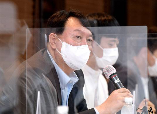 국민의힘 대선주자 윤석열 열 전 검찰총장이 ‘대장동 개발 사업 특혜 의혹’과 관련, 자신에게 불똥이 튀자 총력 대응에 나섰다.(사진=연합뉴스)