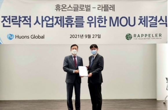 휴온스글로벌 성남 판교 본사에서 윤성태 부회장(좌측)과 라플레 염창환 대표(우측)가 참석한 가운데 전략적 사업제휴에 대한 업무협약을 체결했다.[사진=휴온스글로벌 제공]