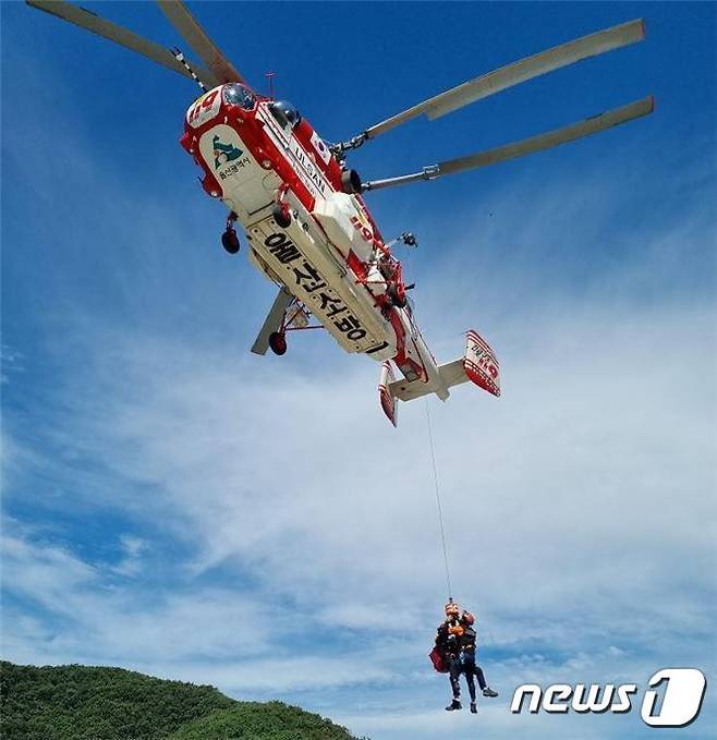소방본부가 운영하는 다목적 소방헬기가 조난자를 구조하고 있다..© 뉴스1