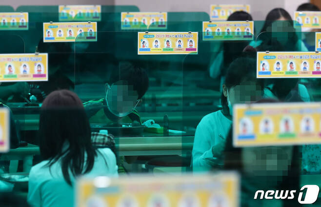 29일 대전 유성구 대덕초등학교 급식실에서 학생들이 점심을 먹고 있다. (사진은 기사 내용과 무관함) / 뉴스1 © News1