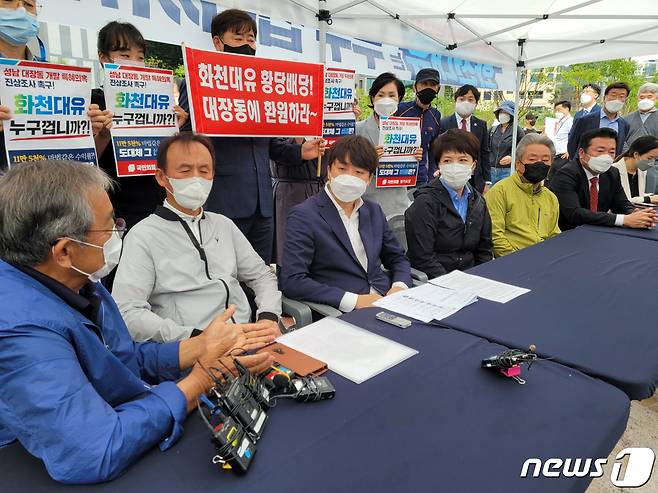 이준석 국민의힘 대표가 29일 오전 경기 성남시 분당구 대장동에서 열린 부동산 개발 특혜 의혹 진상조사를 위한 현장방문에서 원주민과 대화를 나누고 있다. 2021.9.29/뉴스1 © News1 국회사진취재단