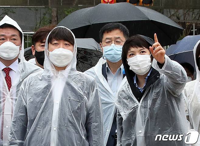 국민의힘 이준석 대표와 김은혜 의원이 29일 오전 경기 성남시 판교대장동 개발 특혜의혹 진상조사를 위해 판교대장동 일대를 방문해 공사현장을 둘러보고있다. 2021.9.29/뉴스1 © News1 국회사진취재단