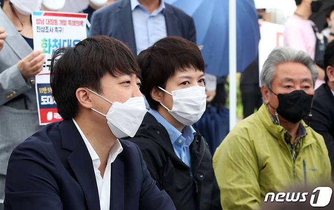 국민의힘 이준석 대표와 김은혜 의원이 29일 오전 경기 성남시 판교대장동 개발 특혜의혹 진상조사를 위해 판교대장동 일대를 방문해 주민들과 간담회를 갖고 있다. 2021.9.29/뉴스1 © News1 국회사진취재단