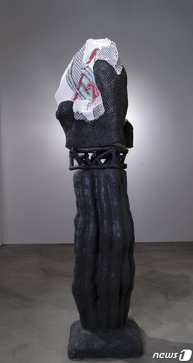 한국도자재단이 주관한 국제공모전에서 미국작가 다리엔의 아리코스키 존슨(Darien Arikoski-Johnson)의 ‘파편화된 틀(Fragmented Framing)’이 금상을 받았다.(한국도자재단 제공)© 뉴스1