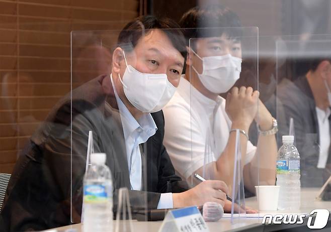 국민의힘 대선 예비후보인 윤석열 전 검찰총장이 29일 오전 서울 중구 버텍스코리아에서 열린 예비역 병장들과의 간담회에서 참석자의 발언을 듣고 있다. © News1 국회사진취재단