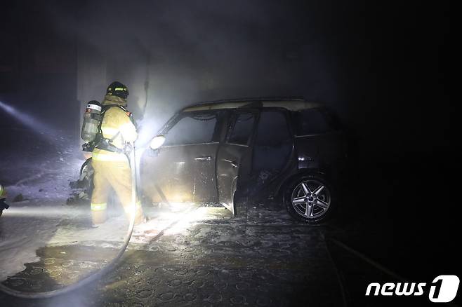 안산 주차타워 화재 현장. © 뉴스1