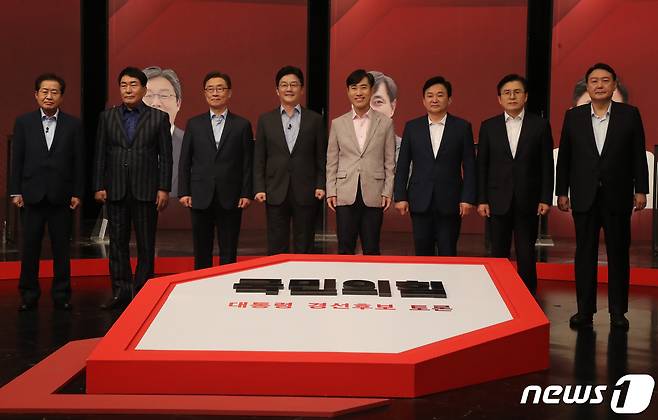 국민의힘 대선 예비후보들이 26일 오후 서울 마포구 상암동 DDMC 채널A 스튜디오에서 열린 국민의힘 제20대 대통령후보 경선 3차 방송토론회에 앞서 기념촬영을 하고 있다. 왼쪽부터 홍준표, 안상수, 최재형, 유승민 ,하태경,원희룡, 황교안, 윤석열 후보. 2021.9.26/뉴스1 © News1 국회사진취재단