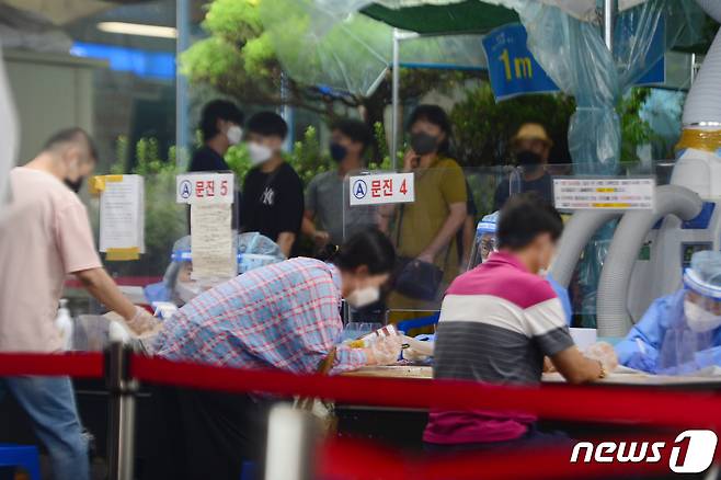 지난 4일 오후 광주 광산구보건소 선별진료소에서 의료진들이 시민들에게 문진표 작성을 안내하고 있다. 광주에서는 지난달 중순부터 광산구 일대 외국인들을 중심으로 신종 코로나바이러스 감염증(코로나19) 지역감염이 확산하고 있다. 2021.9.5/뉴스1 © News1 정다움 기자