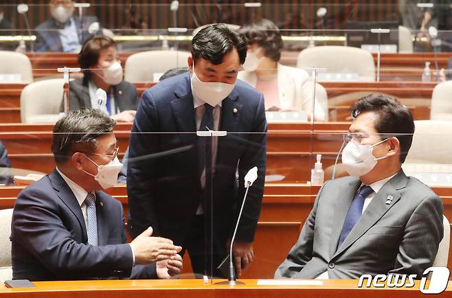 28일 오후 서울 여의도 국회에서 열린 더불어민주당 의원총회에서 송영길 대표(오른쪽), 윤호중 원내대표(왼쪽), 윤관석 의원이 회의시작 전 이야기를 하고 있다. 2021.9.28/뉴스1 © News1 오대일 기자