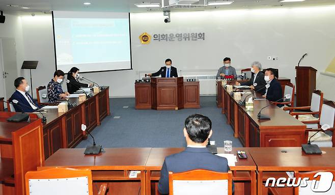 광주시의회 김대중컨벤션센터사장 인사청문특별위원회가 29일 회의를 열고 인사특위 활동을 지원할 전문가 위촉 후 소관 주요업추 추진 현황을 보고받고 있다.(광주시의회 제공)2021.9.29/뉴스1 © News1