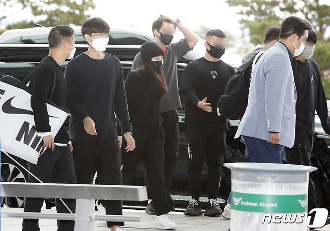 그룹 블랙핑크(BLACk PINK) 제니가 파리 패션위크 참석차 29일 인천국제공항을 통해 프랑스 파리로 출국하고 있다.  © News1 권현진 기자