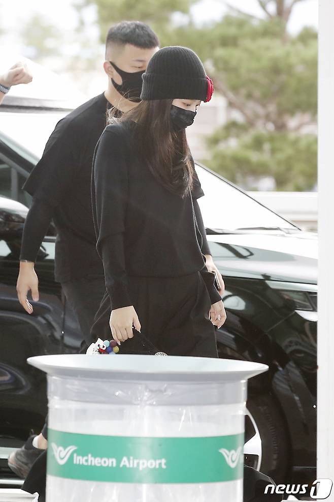 블랙핑크(BLACk PINK) 제니가  29일 인천국제공항을 통해 프랑스 파리로 출국하고 있다.  © News1 권현진 기자
