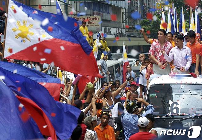 카퍼레이드를 벌이는 매니 파퀴아오 © AFP=뉴스1
