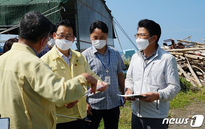 고영권 제주도 정무부지사(왼쪽 두번째)가 29일 제주 서귀포시 대정읍·안덕면 해양쓰레기 중간집하장을 찾아 현장을 점검하고 있다.(제주도 제공) © 뉴스1