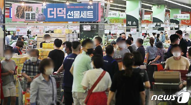 서울 서초구 농협하나로마트 양재점에서 시민들이 추석 선물세트를 고르고 있다. 2021.9.12/뉴스1 © News1 황기선 기자