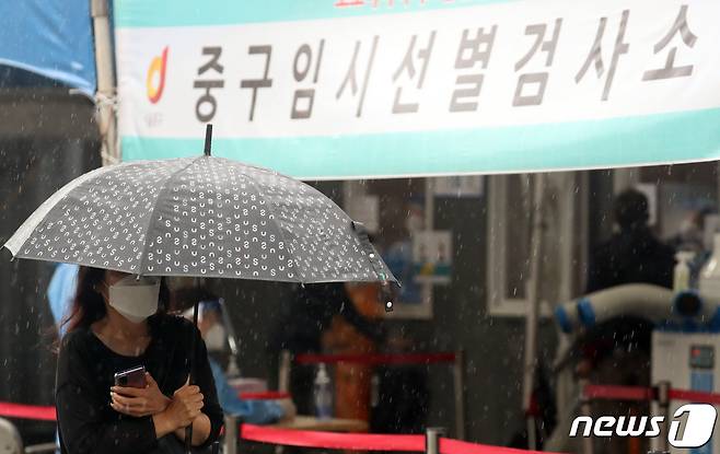 29일 오전 서울 중구 서울역 광장에 마련된 신종 코로나바이러스 감염증(코로나19) 임시선별검사소에서 시민들이 검체 검사를 받고 있다. 질병관리청 중앙방역대책본부는 29일 0시 기준 코로나19 신규 확진자가 2885명 발생했다고 밝혔다. 지난 25일 0시 기준 신규 확진자 3273명에 이어 역대 두 번째로 많이 나온 규모다. 2021.9.29/뉴스1 © News1 김명섭 기자