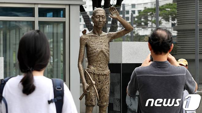서울 용산역 광장의 강제징용 노동자상. 2017.8.13/뉴스1 © News1 박지혜 기자