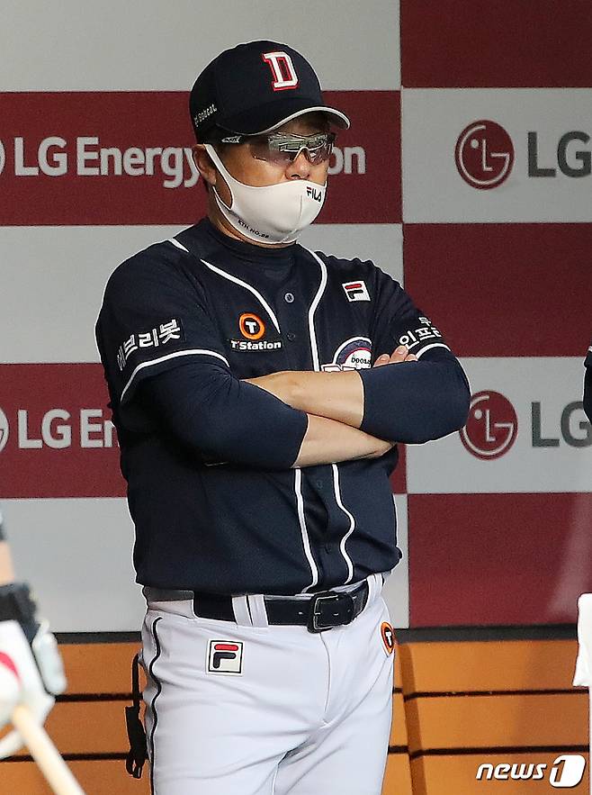 11일 오후 서울 잠실야구장에서 열린 '2021 신한은행 SOL KBO리그' 두산베어스와 LG트윈스의 경기에서 두산 김태형 감독이 3회초 경기를 지켜보고 있다. 2021.6.11/뉴스1 © News1 김진환 기자