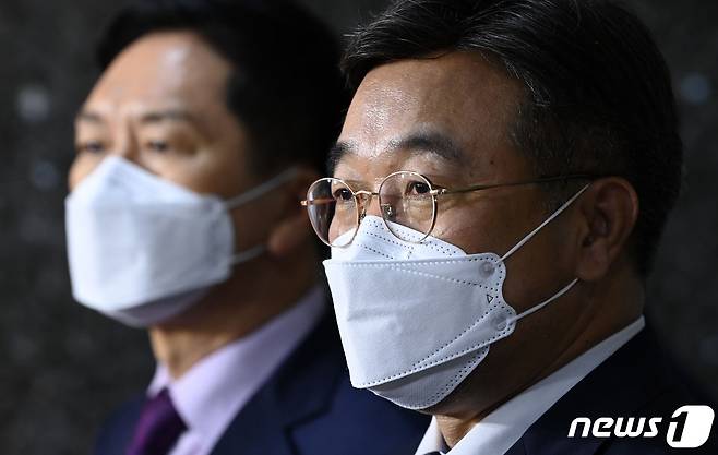 윤호중 더불어민주당 원내대표와 김기현 국민의힘 원내대표가 29일 오후 서울 여의도 국회에서 박병석 국회의장 주재로 열린 언론중재법 관련 여야 원내대표 회동을 마친 뒤 취재진의 질문에 답하고 있다. 양당은 언론중재 및 피해구제 등에 관한 법률(언론중재법) 개정안을 당장 처리하지 않고 국회 특위를 만들어 연말까지 논의하기로 했다. 2021.9.29/뉴스1 © News1 구윤성 기자