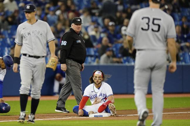 토론토 블루제이스 보 비셋이 6회 뉴욕 양키스 구원 클레이 홈스의 폭투 때 3루로 뛰다가 아웃당해 아쉬운 표정을 짓고 있다. 토론토(캐나다)|AP연합뉴스