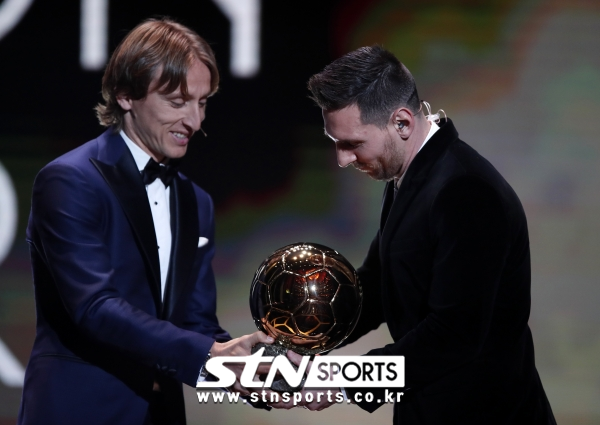 가장 최근 열린 2019 발롱도르 시상식에서 루카 모드리치로부터 트로피를 넘겨받는 리오넬 메시. 사진|뉴시스/AP