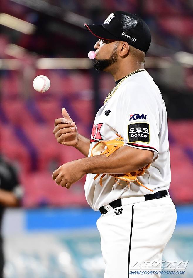 2021 KBO리그 두산베어스와 kt위즈의 29일 수원kt위즈파크에서 열렸다. KT 데스파이네가 2회초 1사 1,2루에서 박세혁에게 2타점 2루타를 내주고 있다.  수원=최문영 기자 deer@sportschosun.com /2021.09.29/