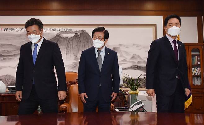 박병석(가운데) 국회의장과 윤호중(왼쪽) 더불어민주당 원내대표, 김기현 국민의힘 원내대표가 29일 국회 의장실에서 언론중재법 개정안 협상을 위해 만나고 있다. /국회사진기자단