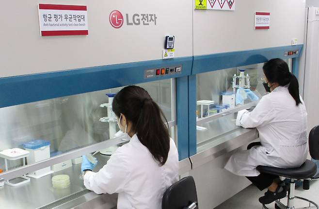 LG전자 연구원들이 물질분석공인랩 내 무균작업대에서 항균성능을 평가하고 있다. /LG전자 제공