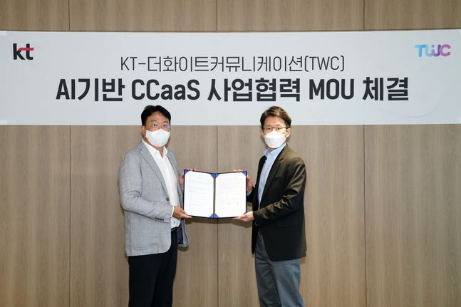 최준기 KT AI/빅데이터사업본부장(오른쪽)과 박민영 TWC 대표가 MOU를 마치고 기념사진을 촬영하고 있다.ⓒKT