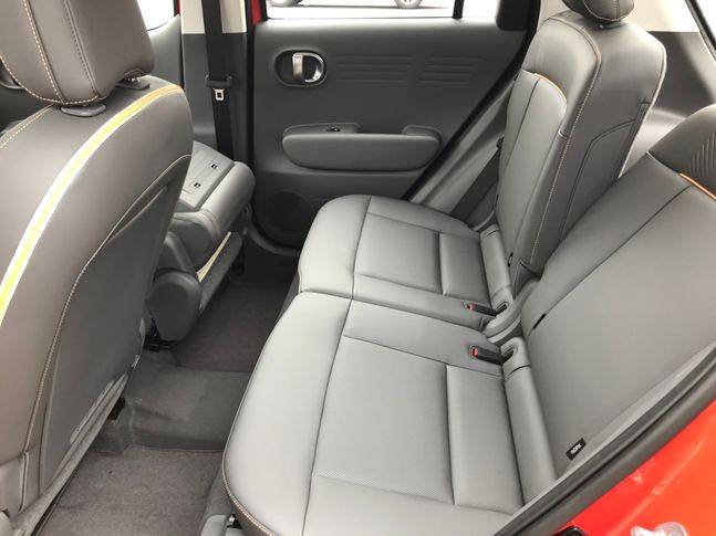 캐스퍼 뒷좌석. 등받이를 꽤 큰 각도로 젖힐 수 있다. ⓒ데일리안 박영국 기자