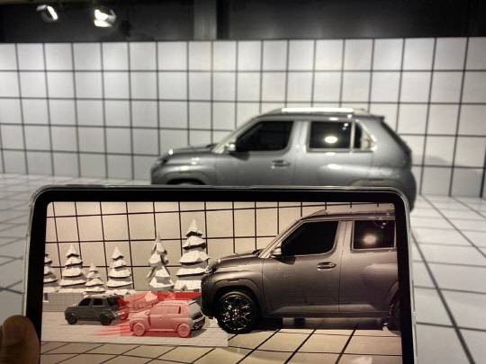 경기 기흥구 캐스퍼 스튜디오 1층에 전시된 캐스퍼 차량. 태블릿 PC의 증강현실(AR) 기능을 통해 첨단운전자보조시스템(ADAS) 기능을 확인해 볼 수 있다. 장우진 기자