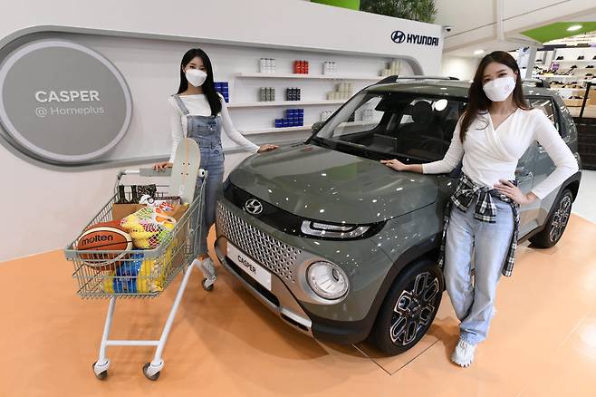 모델들이 29일 경기도 부천시 홈플러스 부천상동점에 마련된 현대자동차 캐스퍼 쇼룸에 전시된 현대자동차의 엔트리 SUV 신차 캐스퍼를 살펴보고 있다.